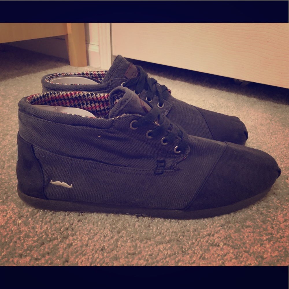 TOMS BOOTS. Super comfortable and warm!